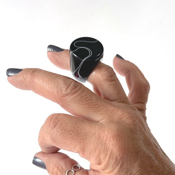 Vintage Size 6.25 Lucite Ring Chunky Flat Top Dome Black Swirl Unisex Geometric - Picture 8 of 13